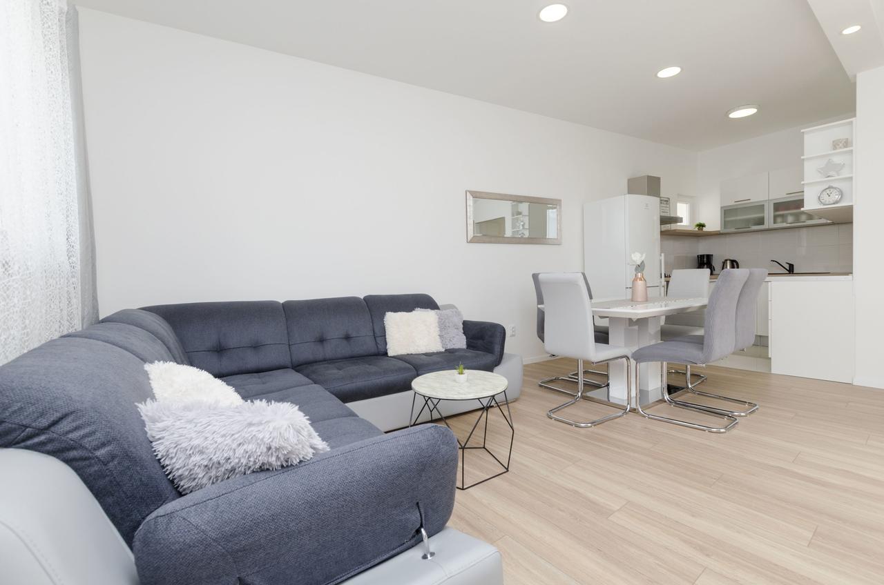 Apartments Dasa Примоштен Экстерьер фото