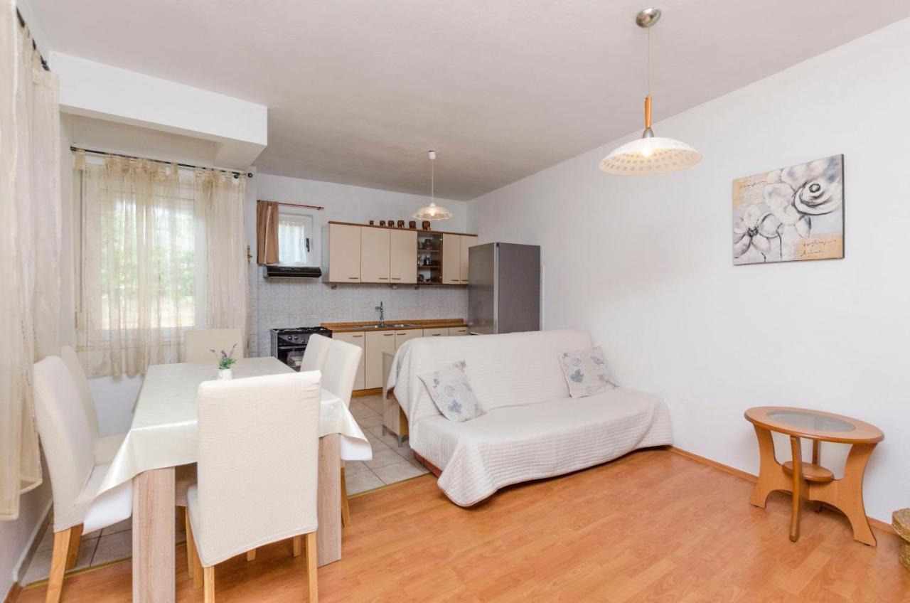 Apartments Dasa Примоштен Экстерьер фото